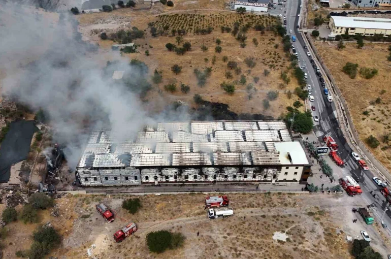 Yangın peşlerini bırakmadı: Aynı mobilya markasının fabrikası 2 ayda 2 kez yandı