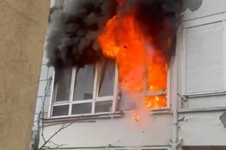 Yangın sırasında patlayan buzdolabı motoru evi harabeye çevirdi 