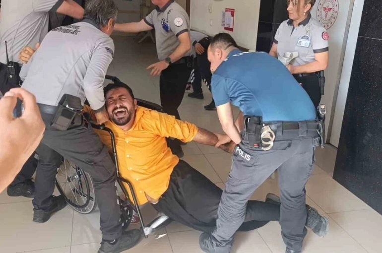 Yangın tahliyesinde hasta ve yakını rolündeki hastane çalışanlarından ’Oscar’lık performans 