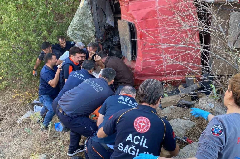 Yangına giden itfaiye aracı şarampole yuvarlandı: 2 itfaiye eri yaralı