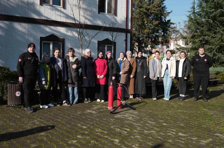 Yangına kadınlar yangın tüpüyle müdahale etti 