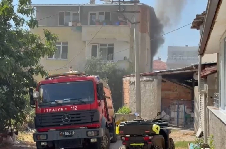 Yangında balkonda mahsur kalan yaşlı kadın kurtarıldı