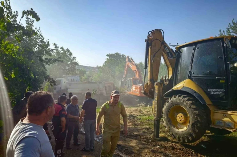 Yangında bin balya saman ve traktör alevlere teslim oldu