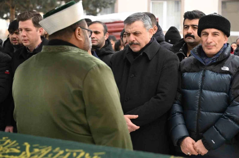 Yangında hayatını kaybeden 2 kişi gözyaşları arasında toprağa verildi 