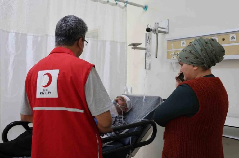 Yangında kardeşleri ölen, camdan atlayarak kurtulan engelli ağabeyin tedavisi sürüyor