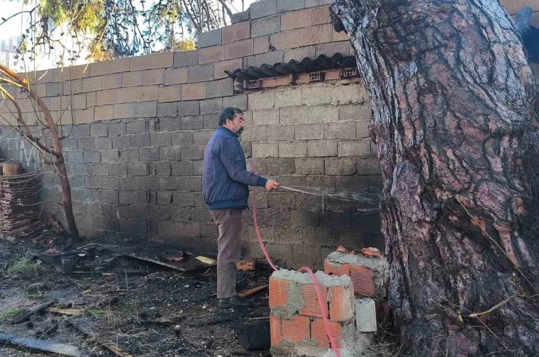 Yangının eve sıçramaması için alevlere hortumlarla müdahale ettiler 