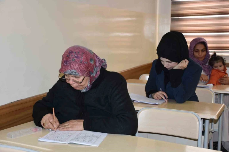 Yanlış otobüse binmemek için 65 yaşında okuma-yazma öğrendi 