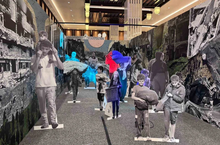 Yapay zeka ile canlandırılan aile hikayeleri ‘Bütün Mutlu Aileler Birbirine Benzer’ sergisinde ziyaretçilerle buluşuyor 