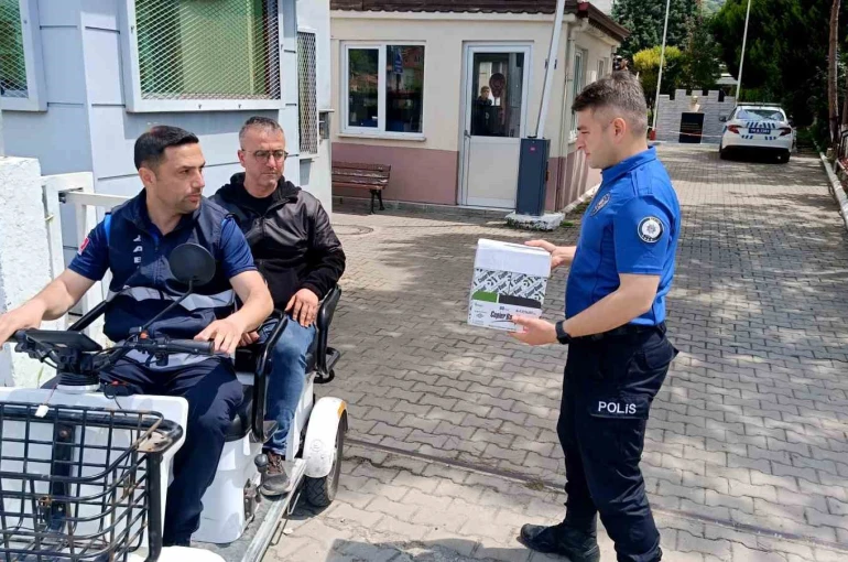 Yaralı kırlangıca polis şefkati