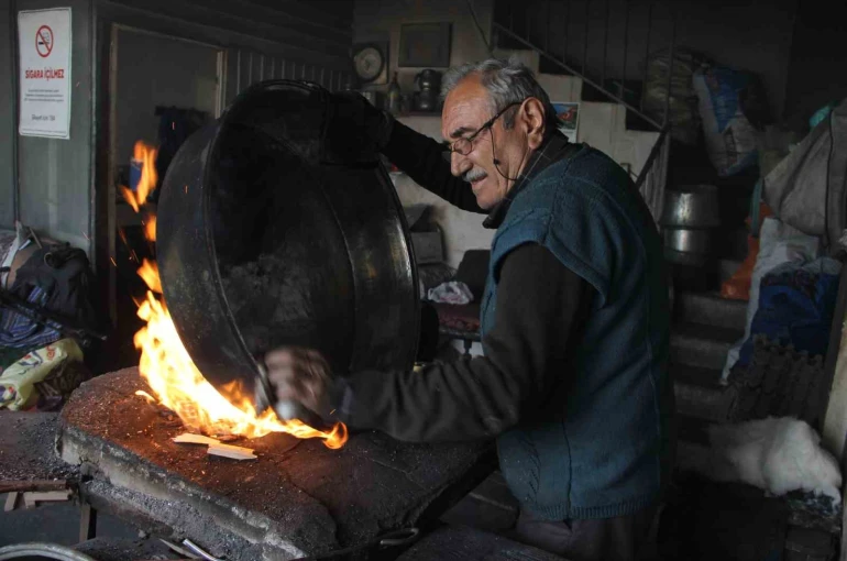 Yarım asırdan fazla süredir bakıra hayat veriyor: 73 yaşında mesleğini aşkla yapıyor 