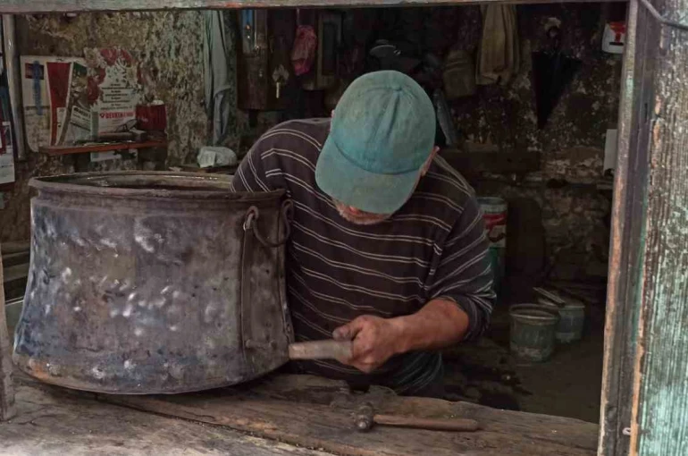 Yarım asırlık son kalay ustası teknolojiye direniyor 