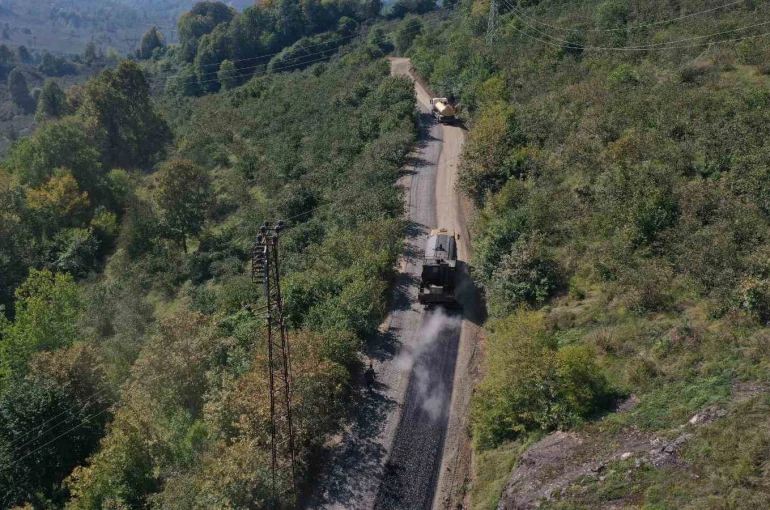 Yarım asırlık yol sorunu, sıcak asfalt ile çözülüyor 