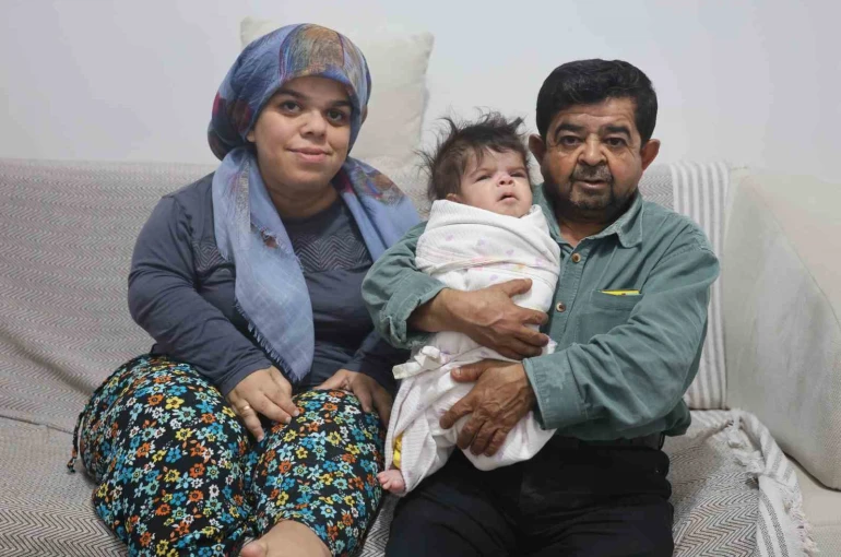 Yarım kalan aşklarını unutmayarak 21 yıl sonra evlenen cüce çiftin kızları dünyaya geldi 
