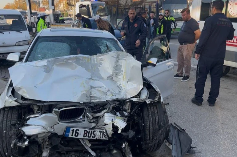 Yarış yapan iki otomobil dehşet saçtı: 13 yaralı