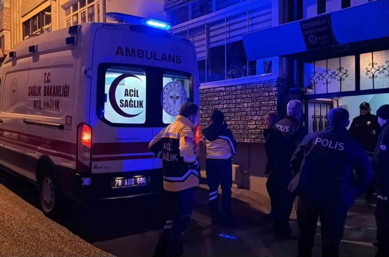 Yaşlı adam apartmanın merdiven boşluğunda ölü bulundu 