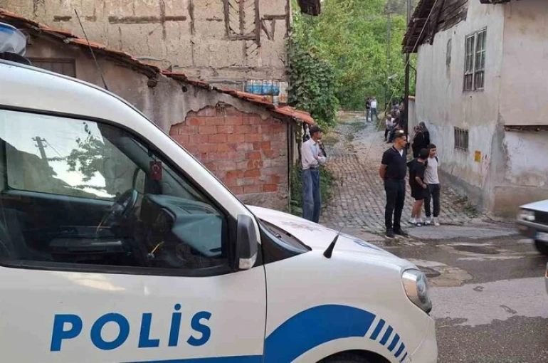 Yaşlı adam yalnız yaşadığı evde ölü bulundu 