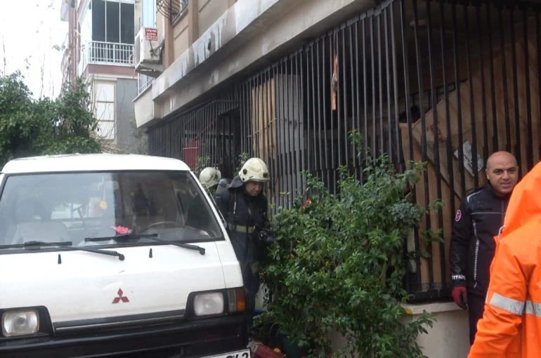 Yaşlı adamı komşuları evden çıkardı, yangın ucuz atlatıldı 