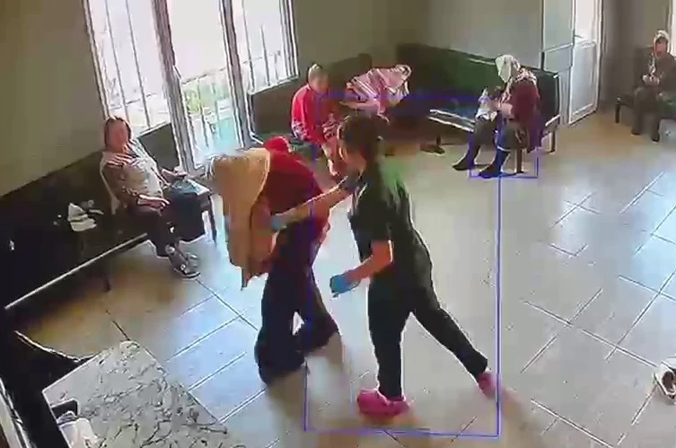 Yaşlı bakım merkezinde skandal görüntüler: Hastaya şiddet ve tükürme kamerada 