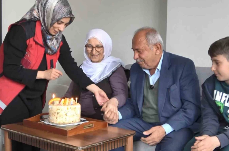 Yaşlı çift, çocukların getirdiği pasta ile Yaşlılar Haftası’nı kutladı
