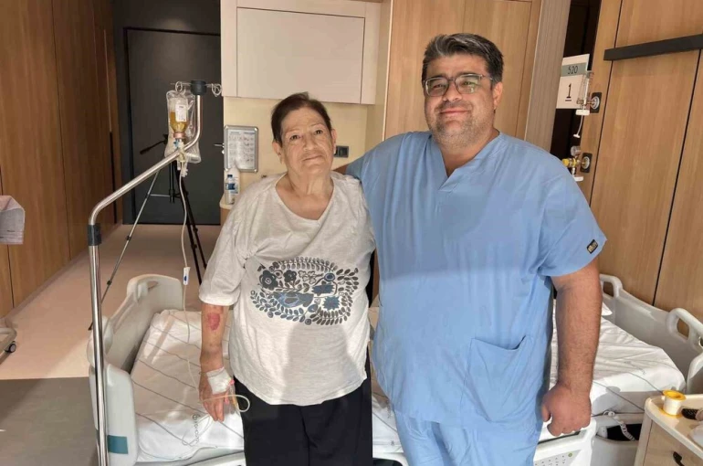 Yaşlı kadın omurga kırığı ameliyatı sonrası yeniden yürümeye başladı 