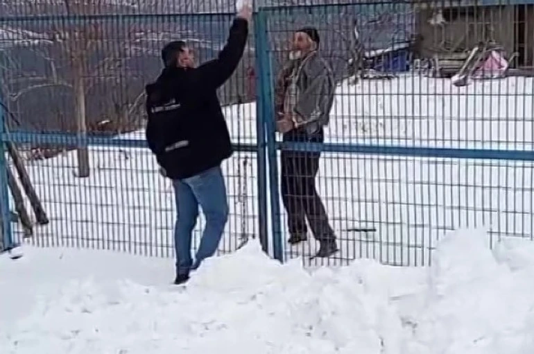 Yaşlı kadının ilaçları, yolu karla kaplanan mezraya kepçeyle ulaştırıldı 