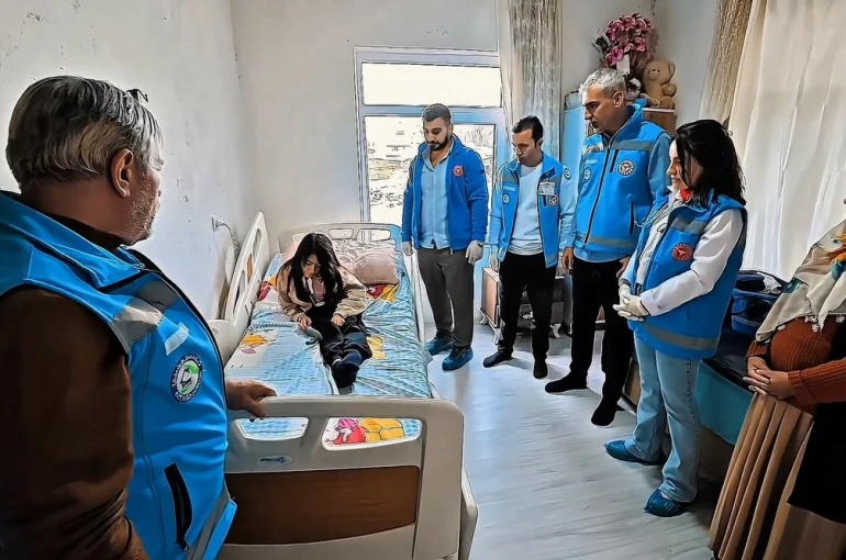 Yatağa bağımlı hastaya ortopedik yatak hediye edildi 