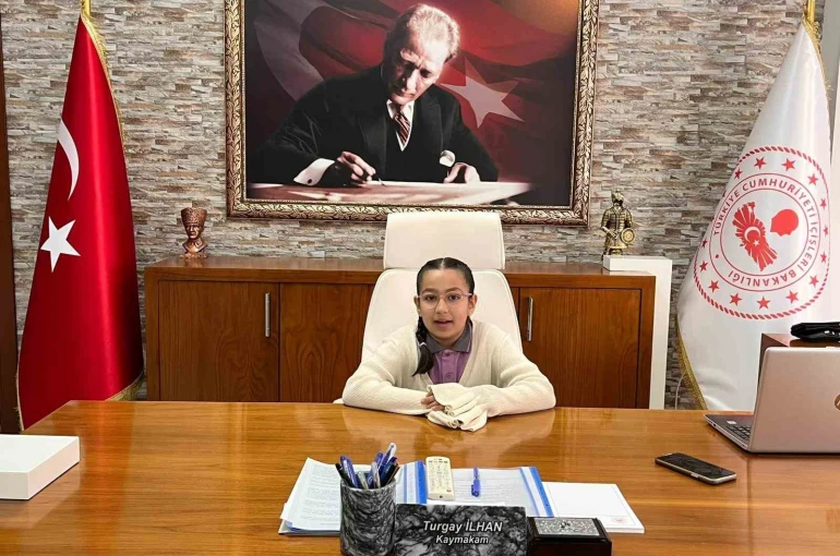 Yatağan Kaymakamı İlhan, koltuğu minik öğrenciye emanet etti 