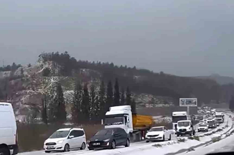 Yatağan-Milas kara yolu dolu yağışı sonrası beyaza büründü 