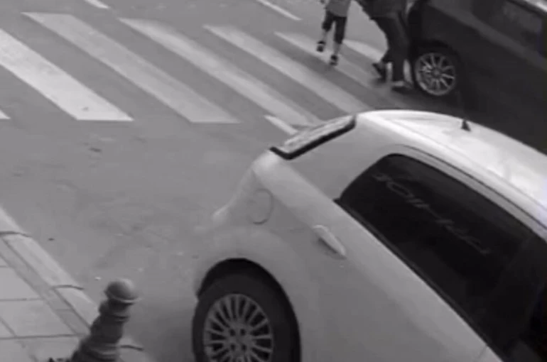 Yaya geçidinde görme engelli kadının ayağının üzerinden otomobil geçti: O anlar kamerada 