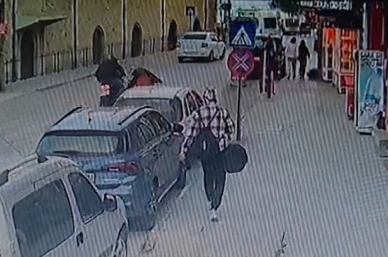 Yaya geçidinde karşıya geçen kadın, motosikletin çarpmasıyla yaralandı 