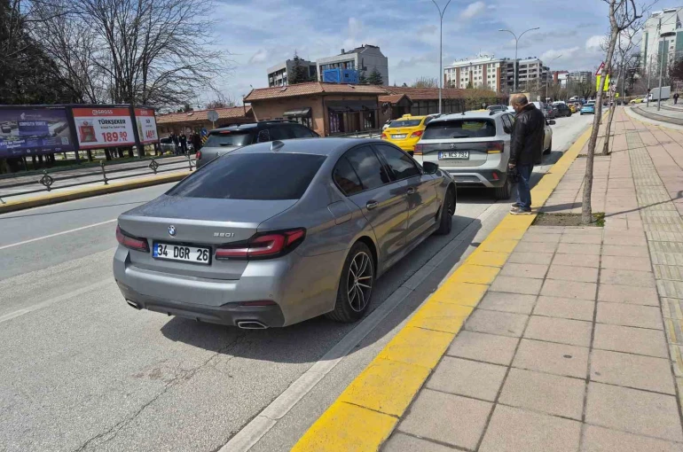 Yaya geçidinin önünde maddi hasarlı kaza 