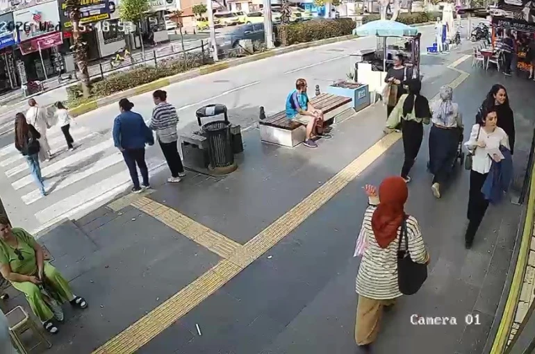 Yayalara çarpan motosiklet sürücüsü yaralılar yerde yatarken olay yerinden kaçtı 