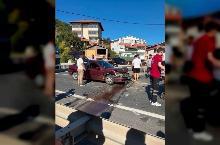 Yayalara yol veren kamyona otomobil çarptı: 2 yaralı