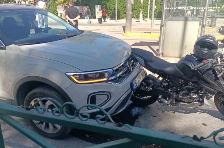 Yayalara yol veren motosikletliye otomobil çarptı 