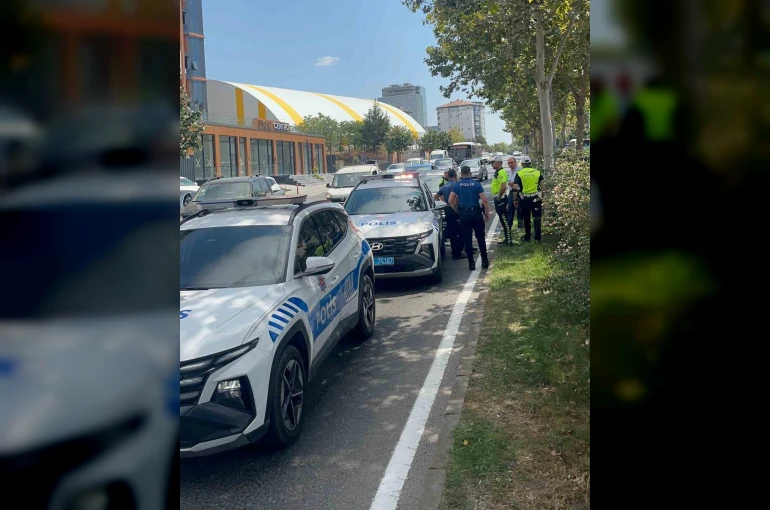 Yayalara yol veren polis aracına otomobil çarptı: 1 polis yaralı