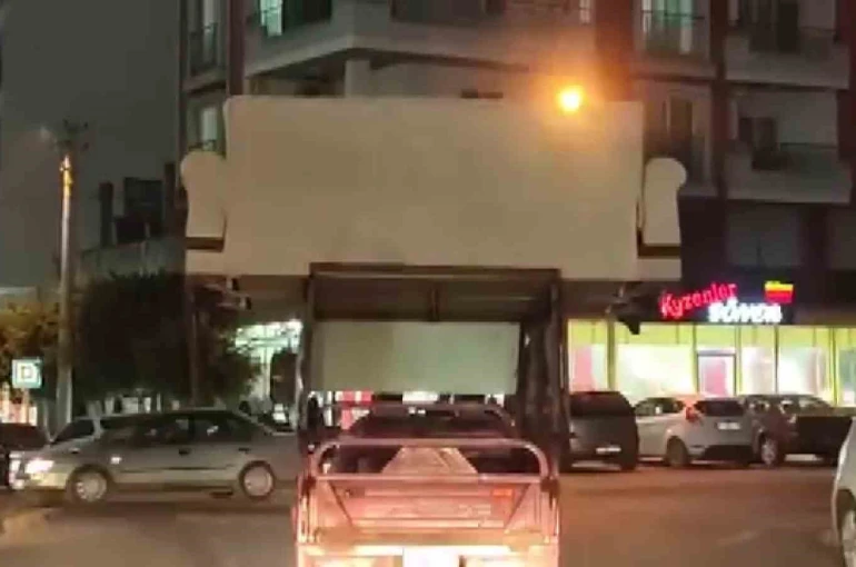 Yayaların canını hiçe sayan sürücü, trafiğe aldırmadan motosiklet üzerinde koltuk taşıdı 