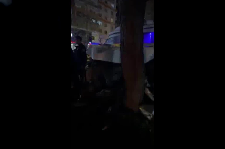 Yayaya çarpmamak için direksiyonu kardı, ağaca çarptı: 6 yaralı 