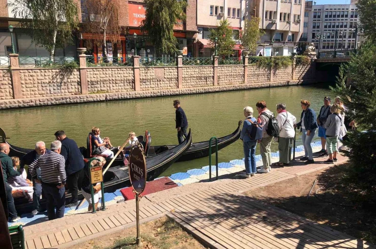 Yaz bitmesine rağmen turistler gondollardan vazgeçmiyor 