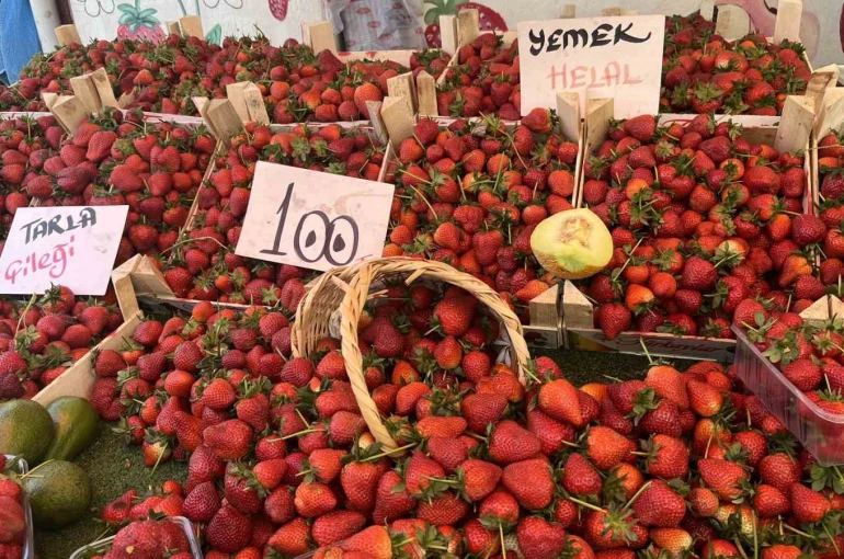 Yaz meyveleri pazar tezgahlarında yerini aldı 