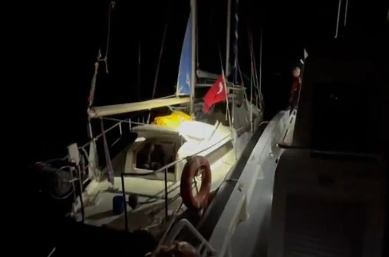 Yelkenli teknede 56 düzensiz göçmen yakalandı