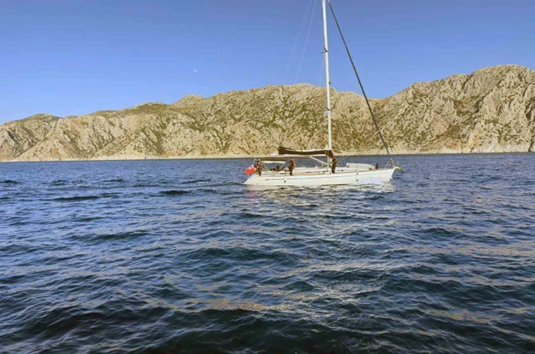 Yelkenli teknede 80 düzensiz göçmen ve 2 göçmen kaçakçısı yakalandı