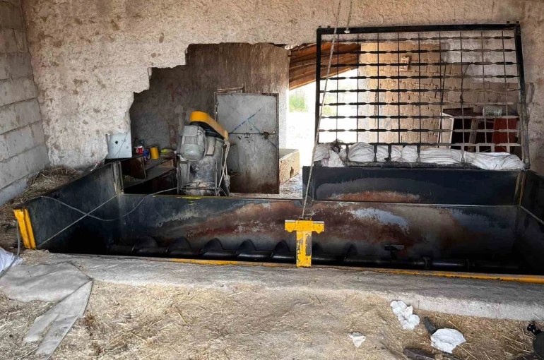 Yem karma tankına düşen işçi yaralandı 