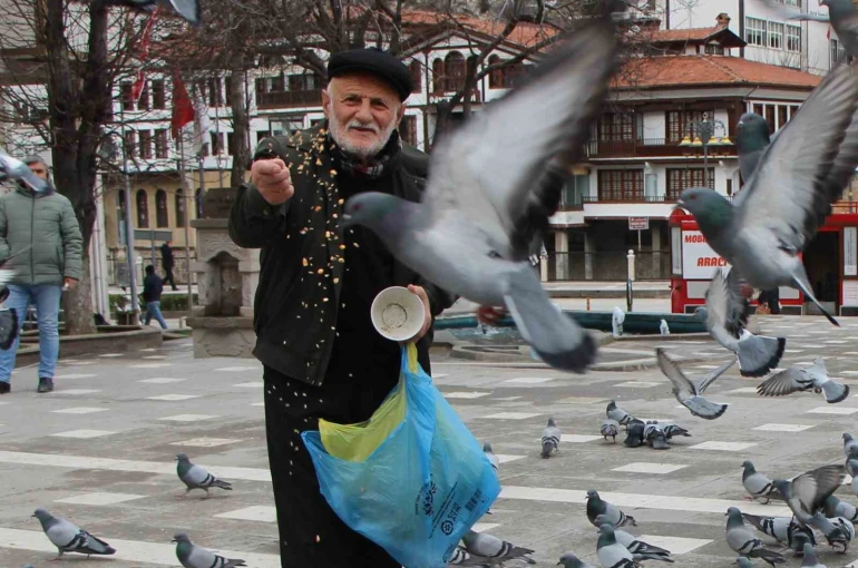 ’Yemci Dede’ 20 yıldır sokaklardaki güvercinleri beslemeden kahvaltı yapmıyor 