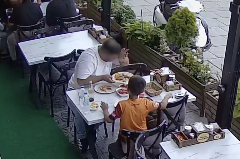 Yemeğine kendi kılını atıp para ödemek istemedi