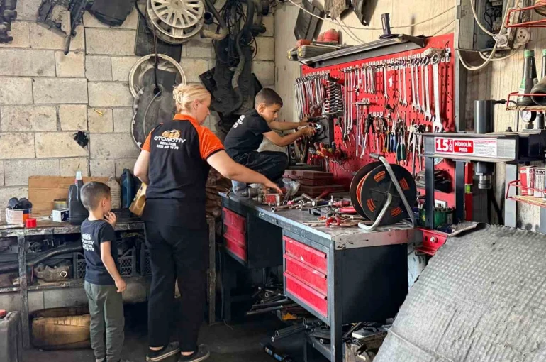 Yemek bırakmak için kocasının araç tamir atölyesine geldi, motor ustası oldu 