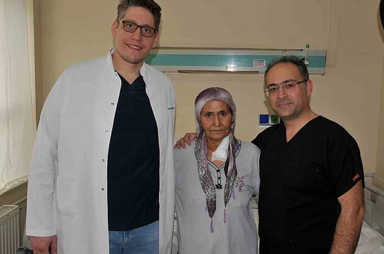 Yemek borusu kanseri olan hastaya cerrahi operasyonla yeni yemek borusu yapıldı 