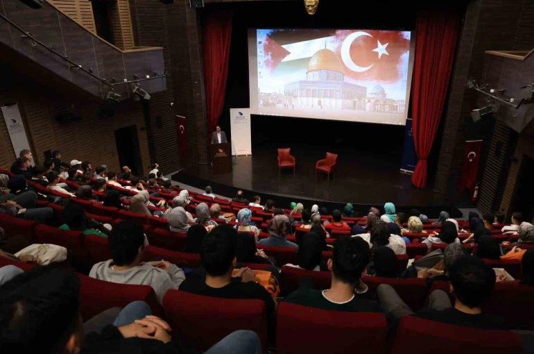 Yeni akademik yılın ilk derslerinde Gazze konuşuldu 