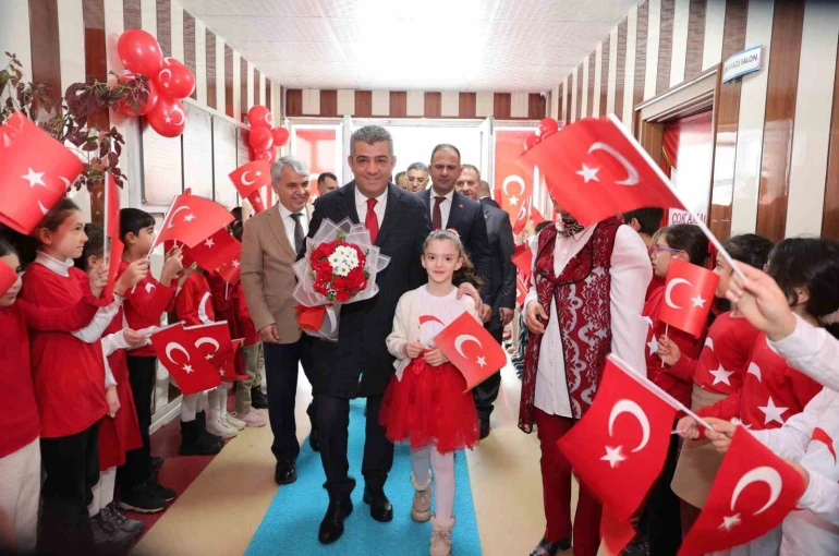Yeni döneme ay-yıldızlı bayrakla başladılar 
