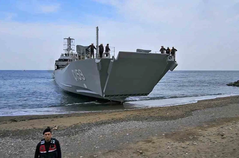 Yeni Tip Çıkarma Gemisi Ç-159 Yalova kıyısında test edildi 