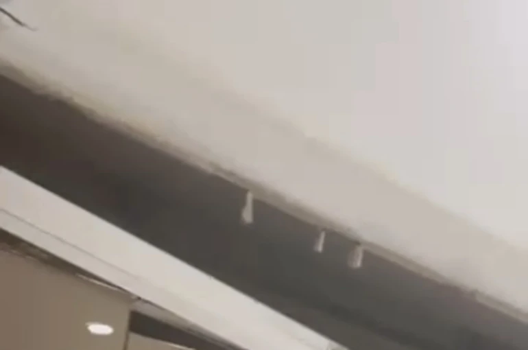 Yeni yapılan binada tavan çöktü: O anlar kamerada